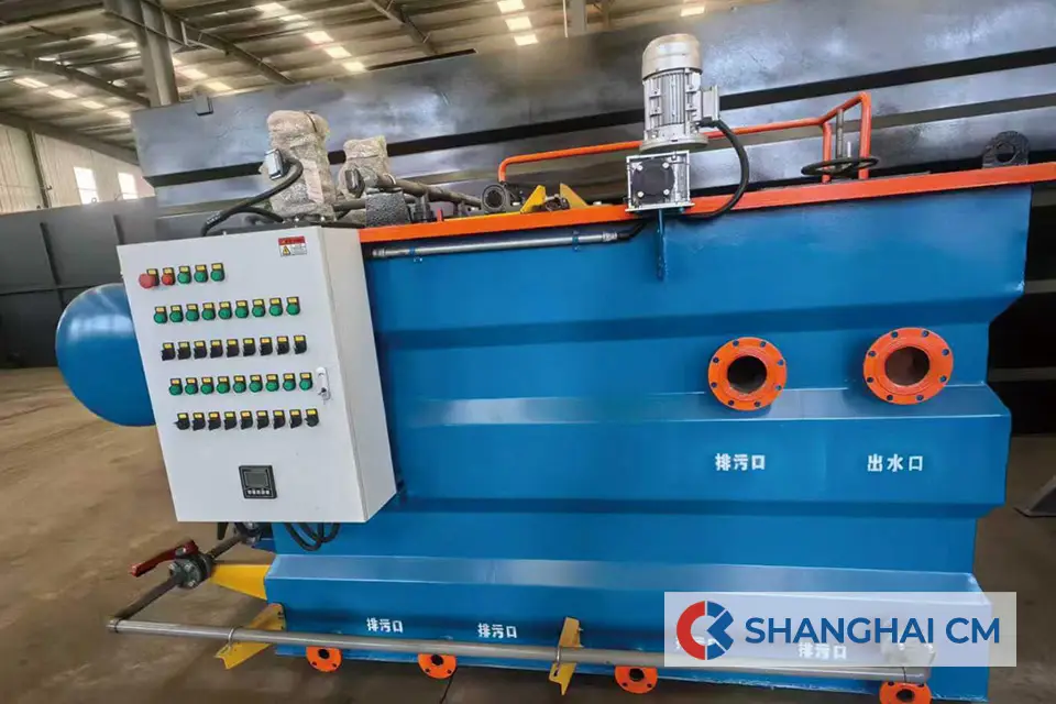 Vendor service and maintenance support Service technician at work